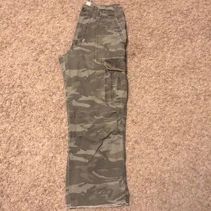CAMO CARGO CROPPED PANTS